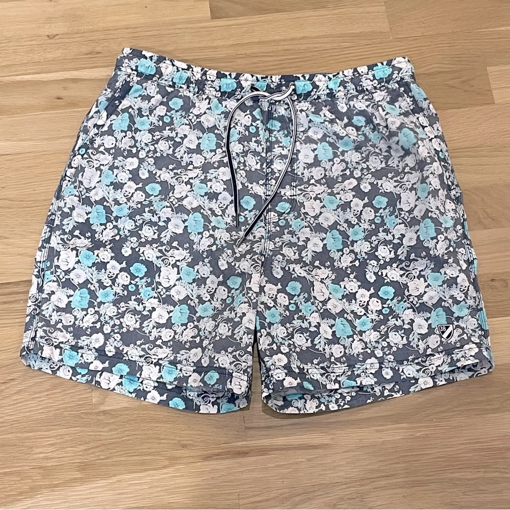 Cremieux
 Vintage Floral 5.5" Inseam Swim Trunks Size M